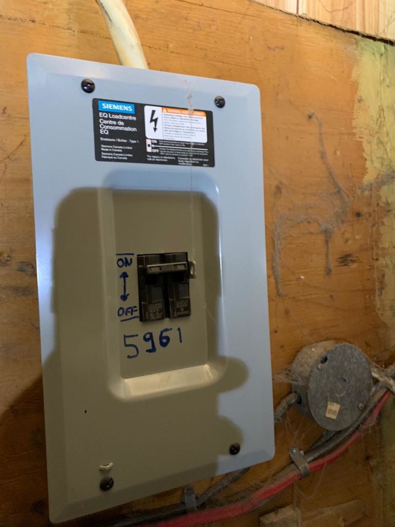 Petit panneau de distribution électrique