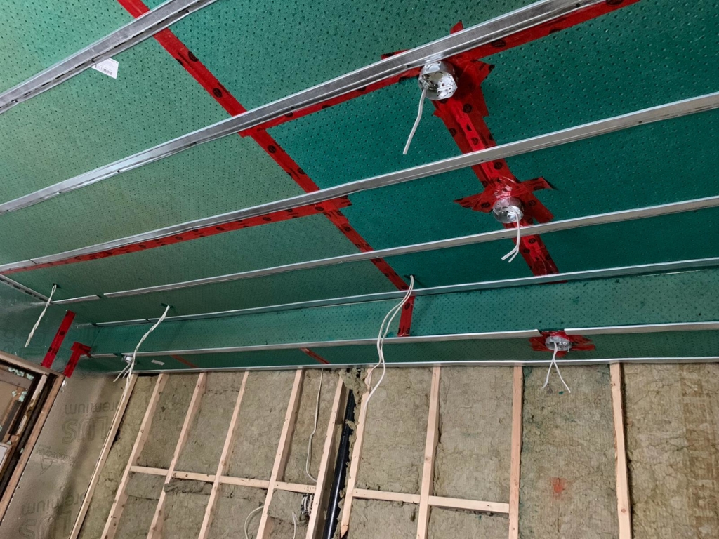 Câblage électrique installé dans un plafond ouvert