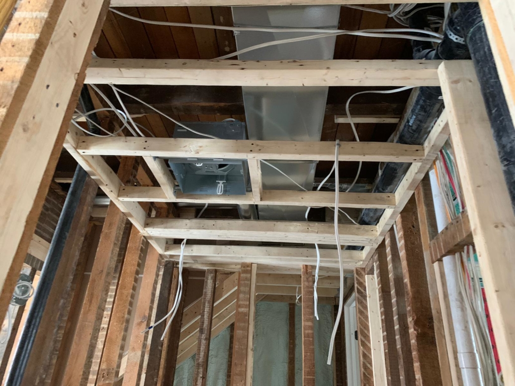 Conduits et câblage dans une structure en rénovation