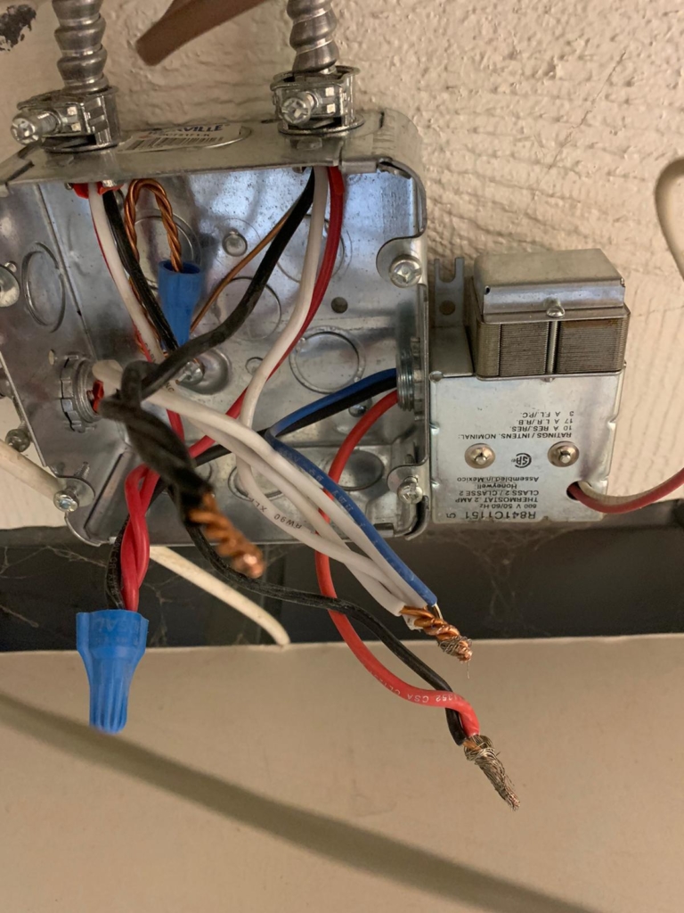 Raccordements électriques dans une boîte métallique