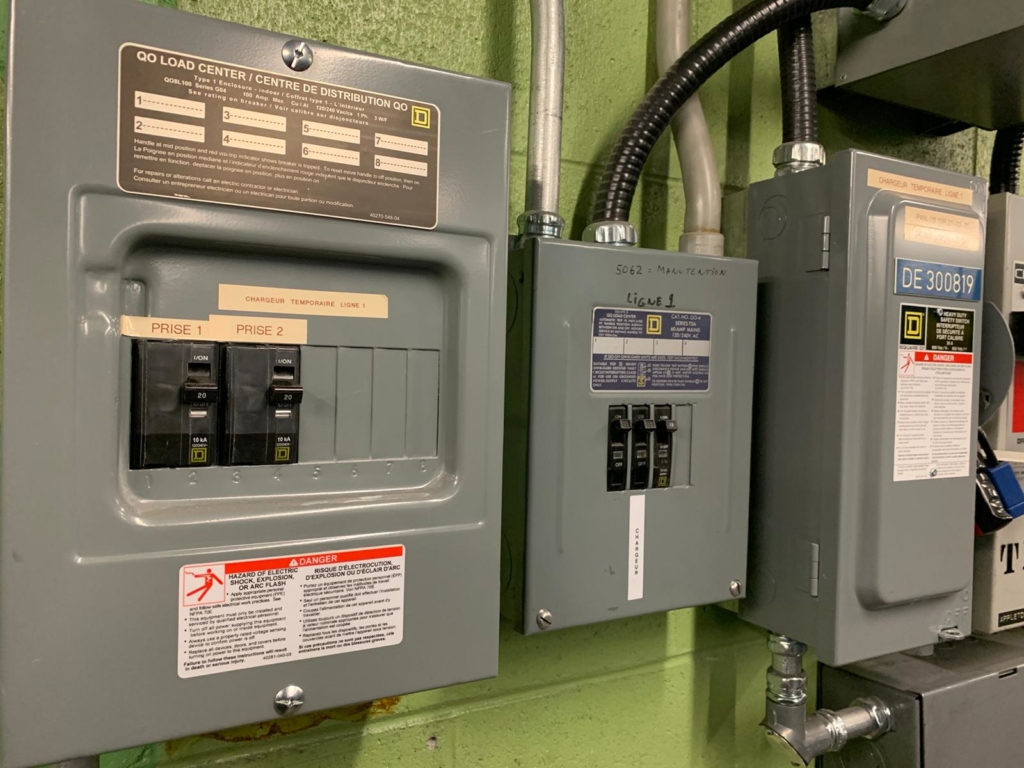 Panneaux électriques installés sur un mur