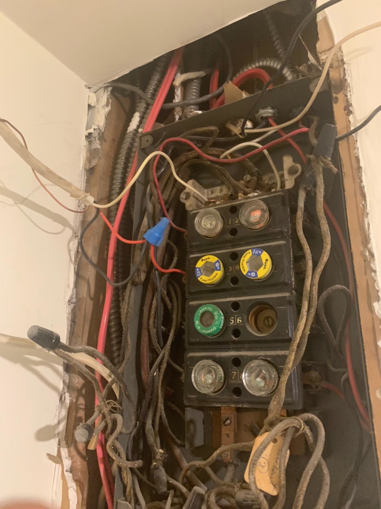 Ancienne installation électrique à inspecter