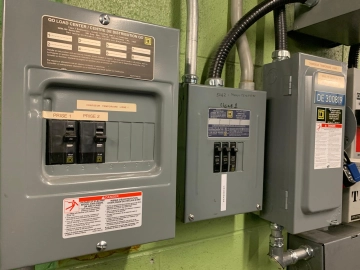 Panneaux électriques installés sur un mur