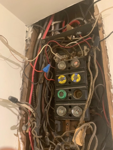 Ancienne installation électrique à inspecter